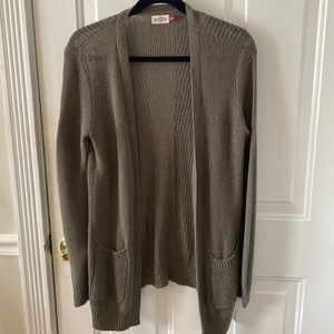 women’s olive green knot cardigan with pockets